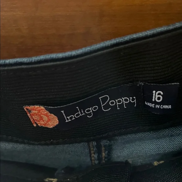 Stylish Jeans with Button Details - Picture 2 of 3